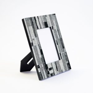 B&W – Khung ảnh để bàn sơn mài